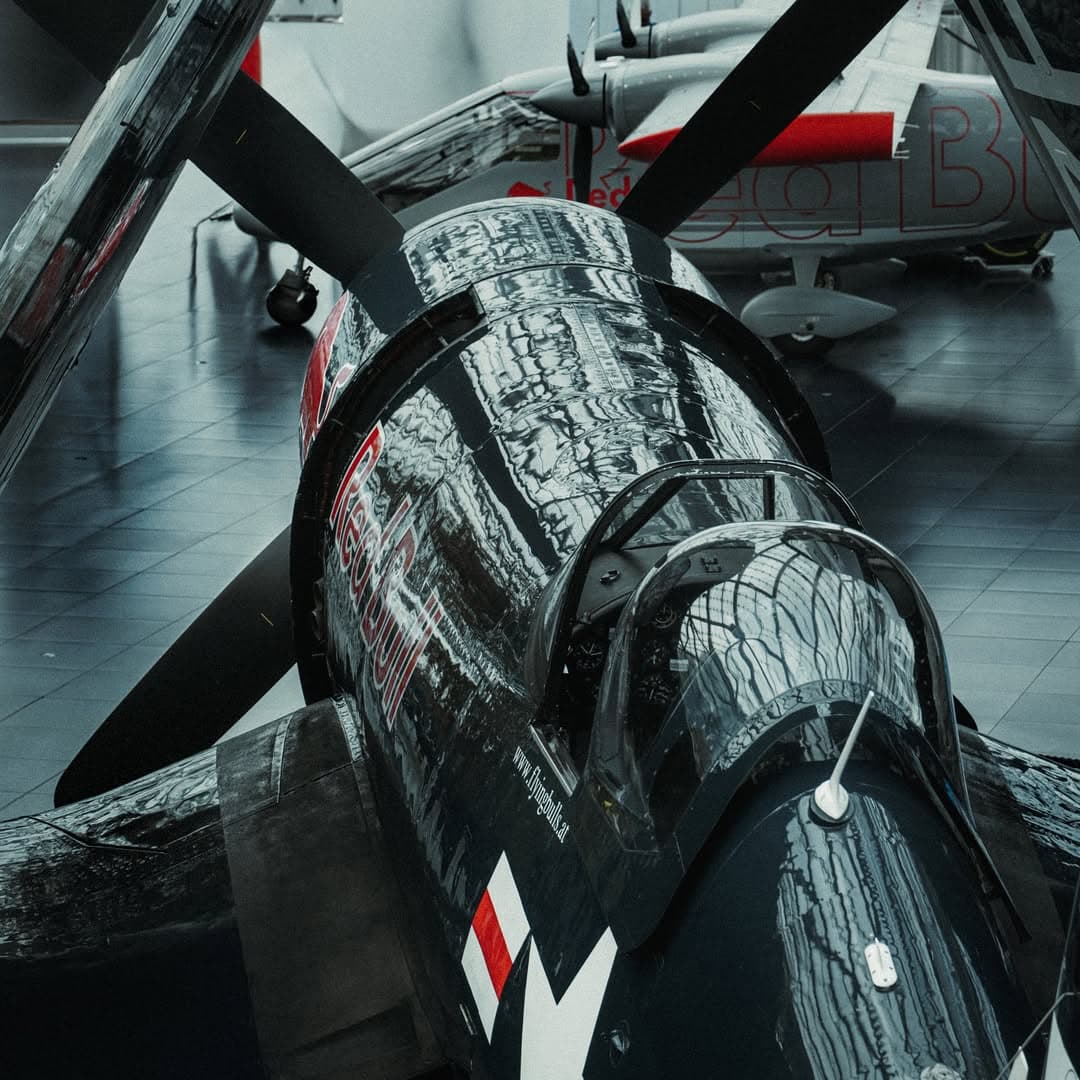 Kraftige bølger der bryder mod de rugged klipper langs Danmarks vestkyst