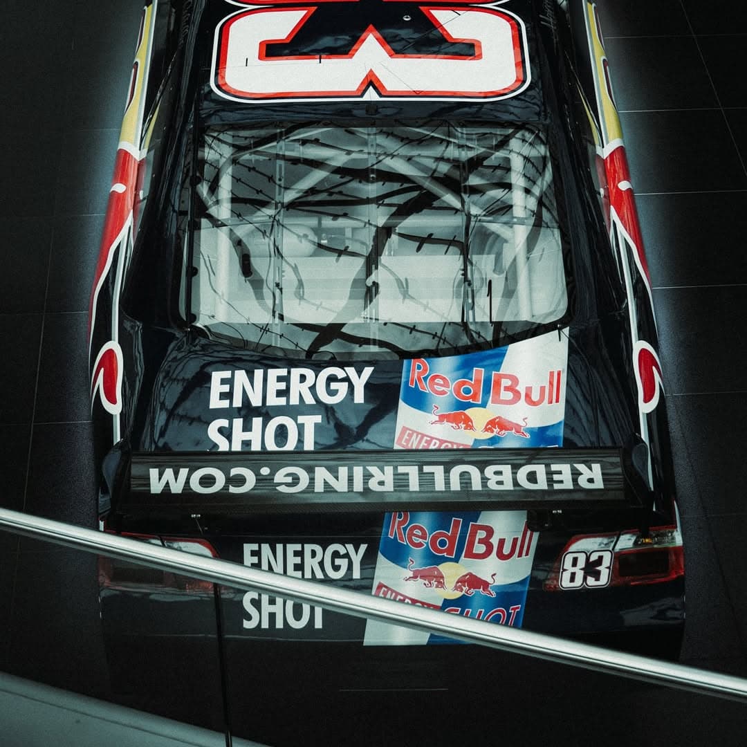 Spektakulær solnedgang over en norsk fjord med gyldent lys der reflekterer i det stille vand